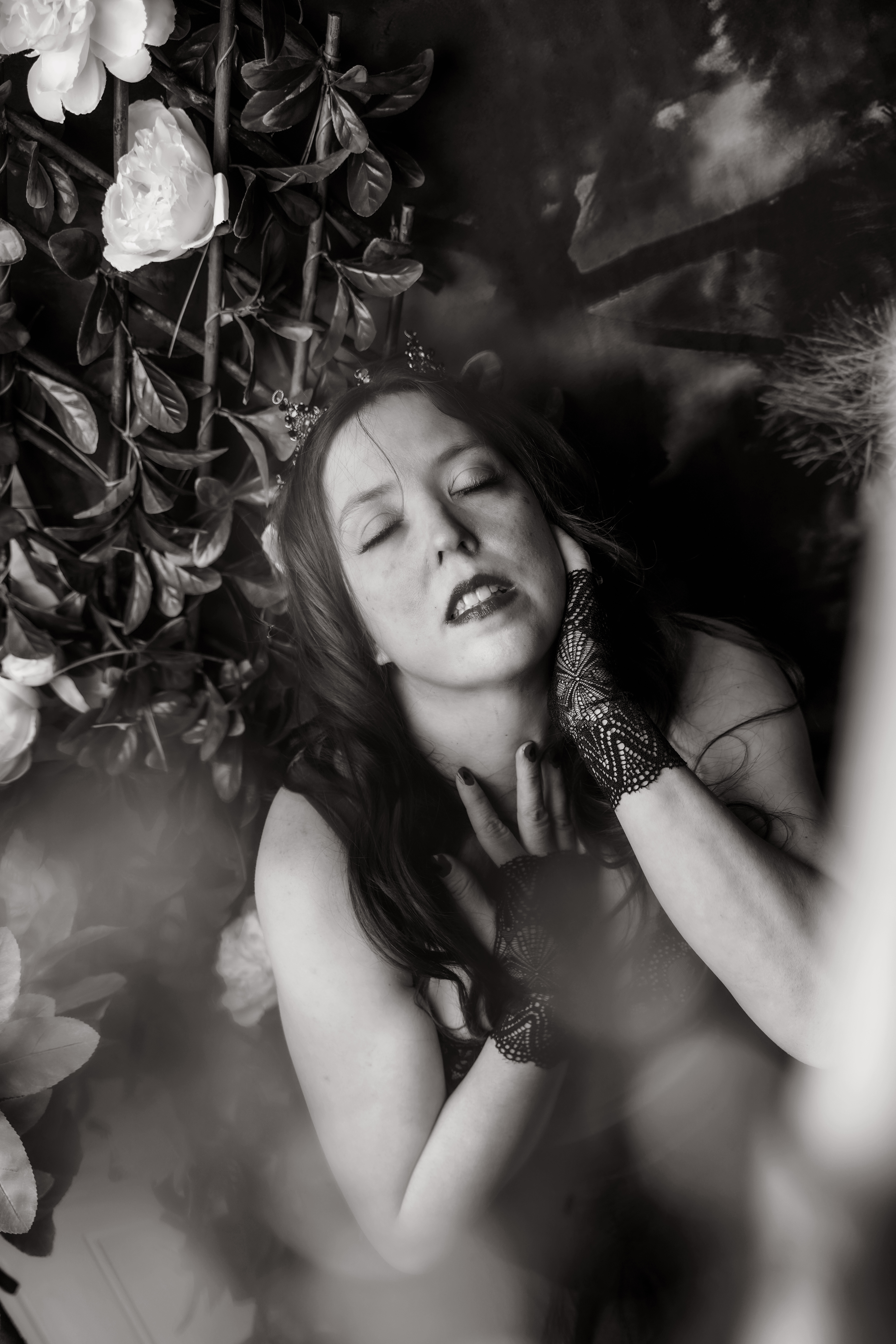 Queen Hearts BW Hands