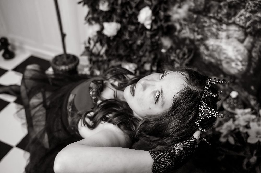 Queen Hearts BW Lay Eyes Open